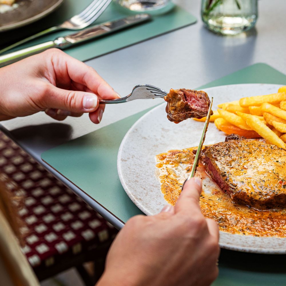 Restaurant Mère Catherine Schnitzel Pommes Frites cotedazurich