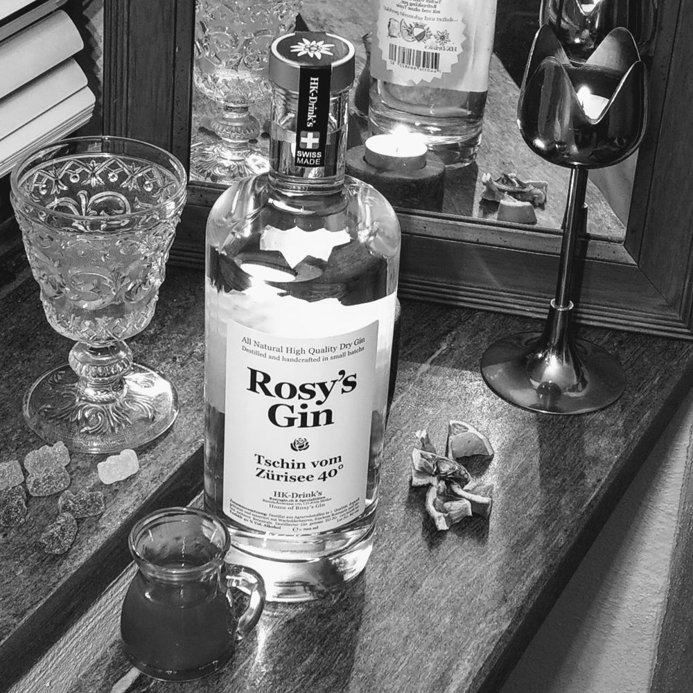 Rosy's Gin bottle black and white cotedazurich